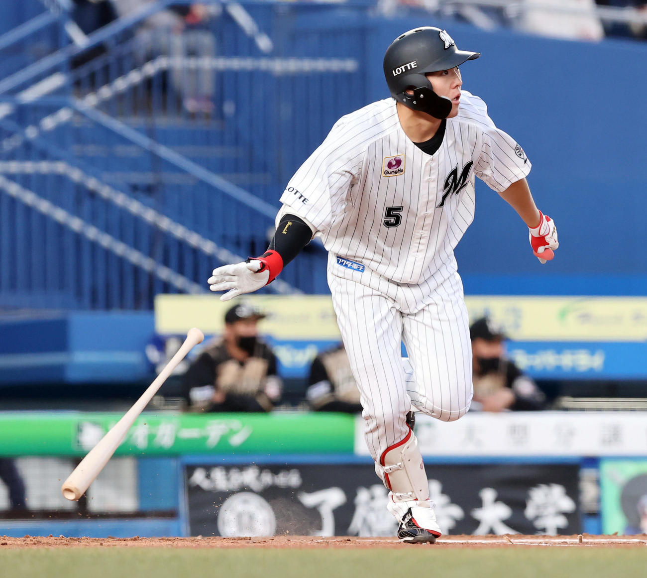 ロッテ対日本ハム　1回裏ロッテ2死一塁、適時二塁打を放つ安田（撮影・垰建太）