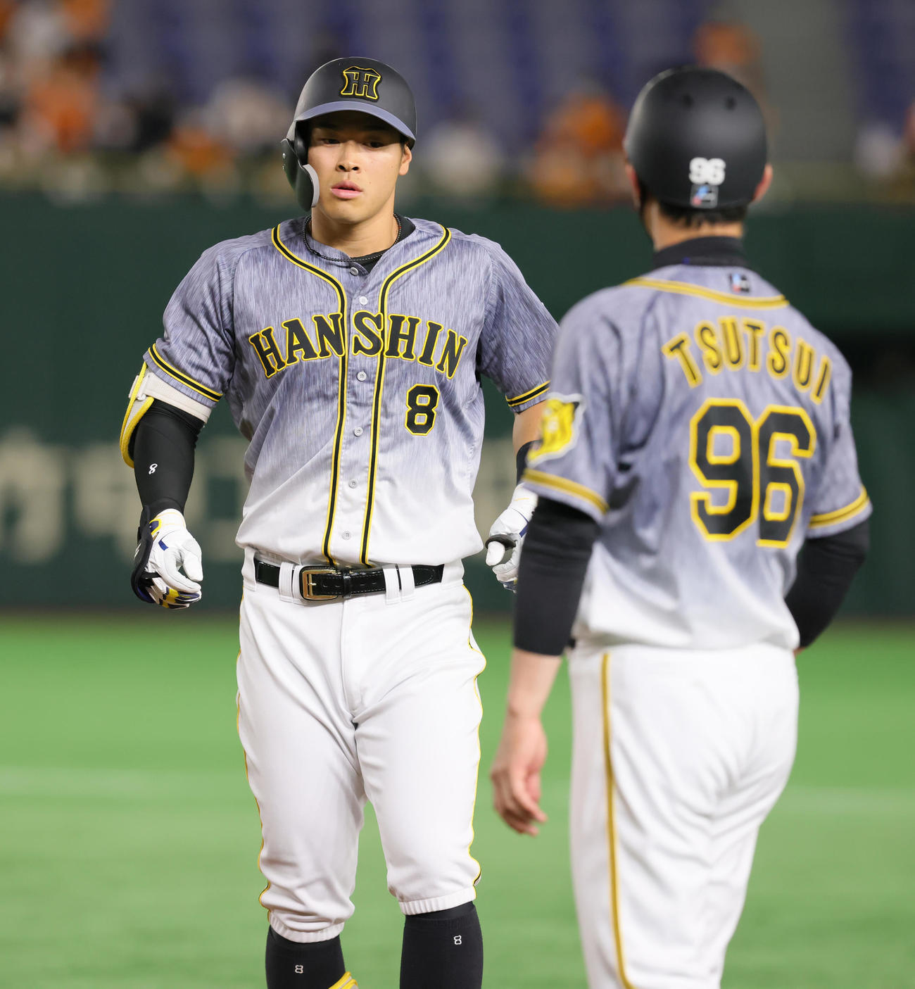 巨人対阪神　3回表阪神2死一、二塁、左前適時打を放った佐藤輝（撮影・足立雅史）