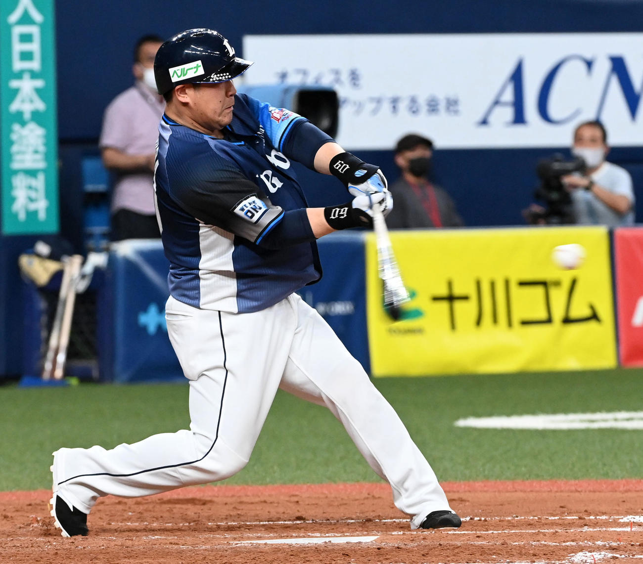 オリックス対西武　4回表西武無死一塁、中村は適時二塁打を放つ（撮影・前岡正明）