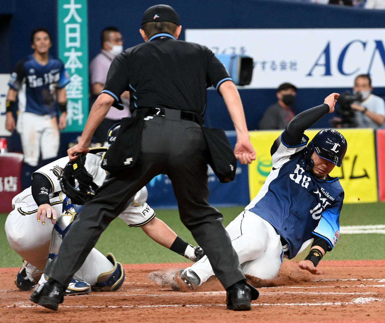 オリックス対西武　4回表西武無死一塁、中村の二塁打で生還する森。捕手頓宮（撮影・前岡正明）