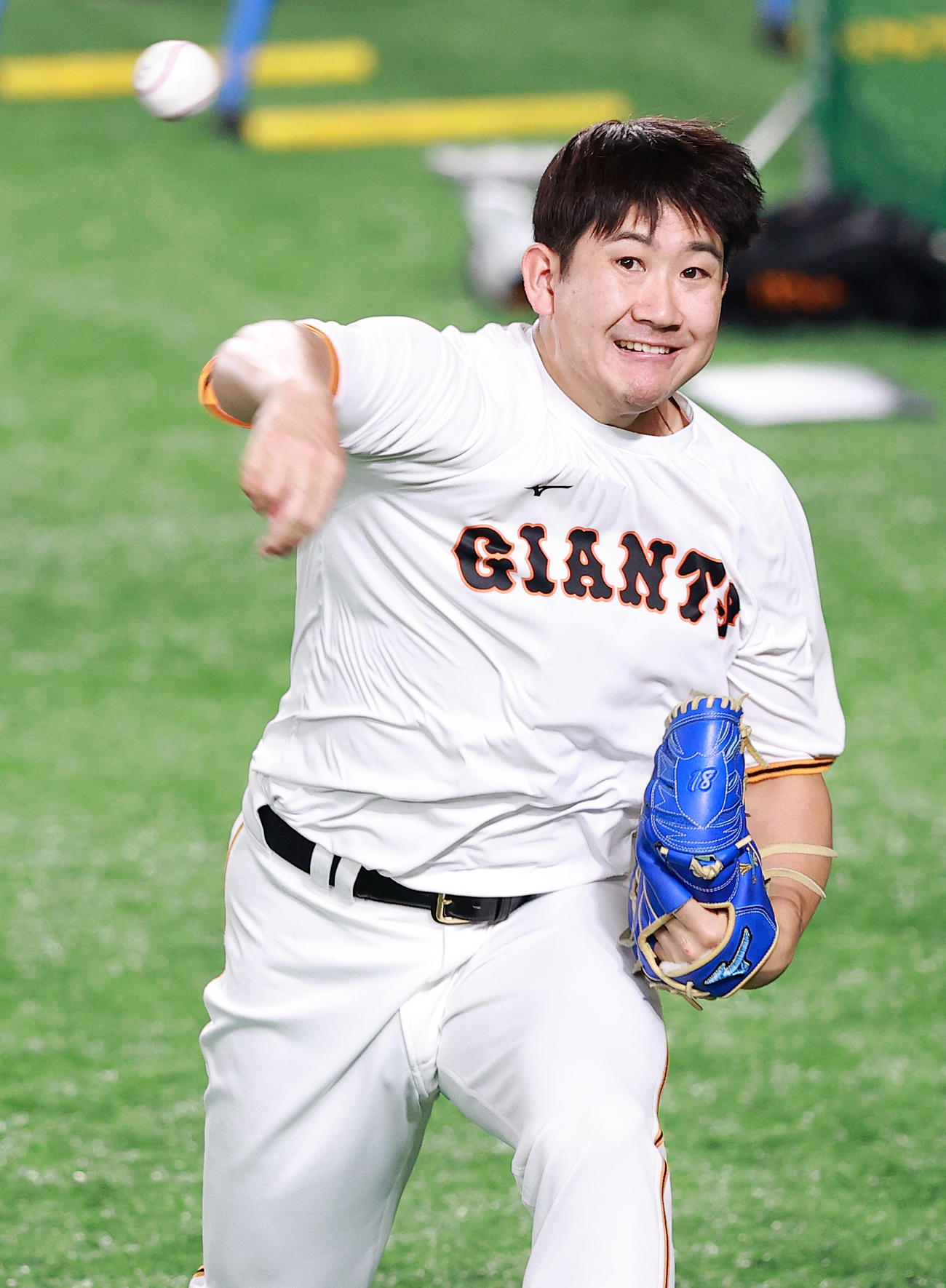 巨人対阪神　試合前練習で、キャッチボールする巨人菅野（撮影・浅見桂子）
