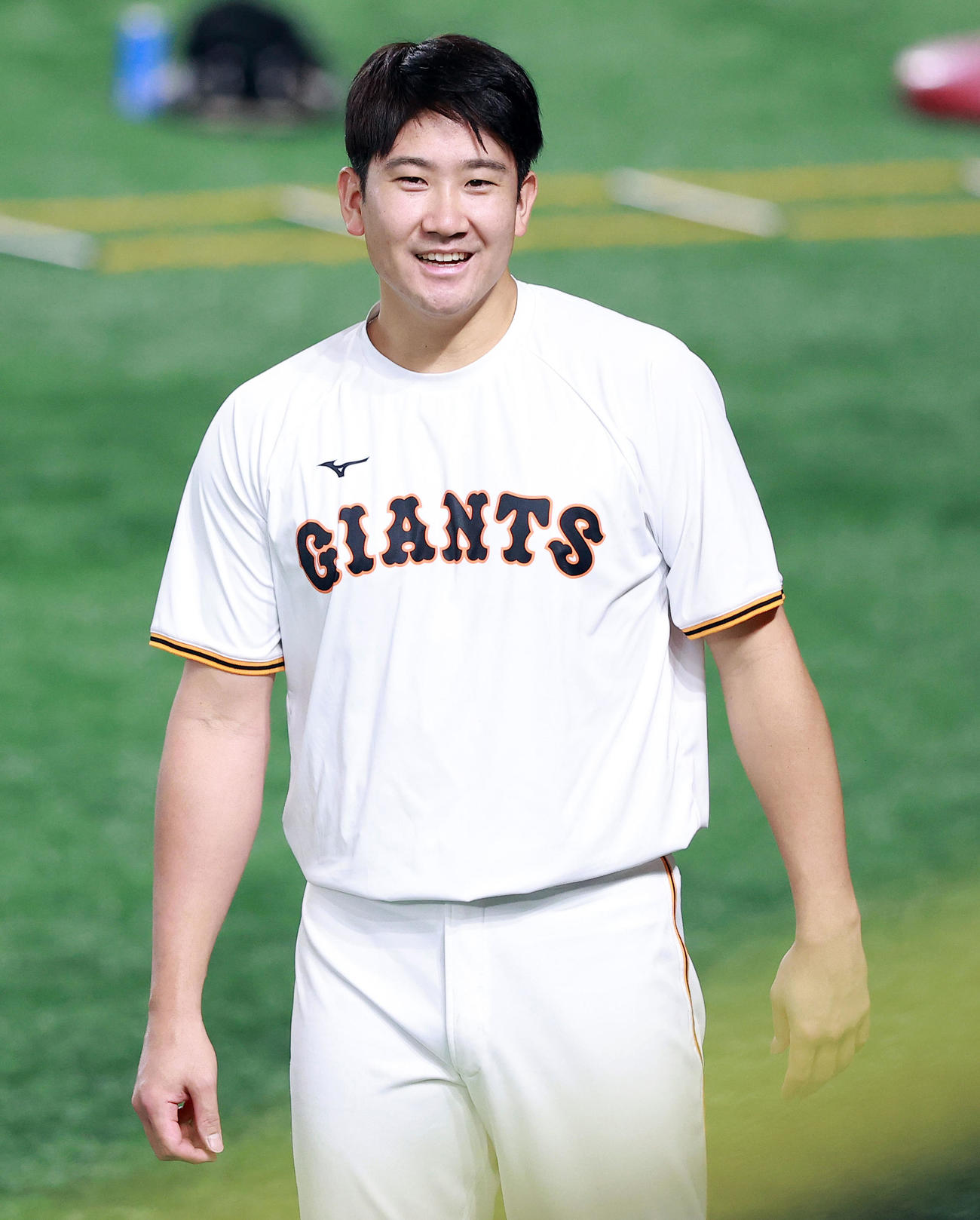 巨人対阪神　試合前練習中、笑顔を見せる巨人菅野（撮影・浅見桂子）