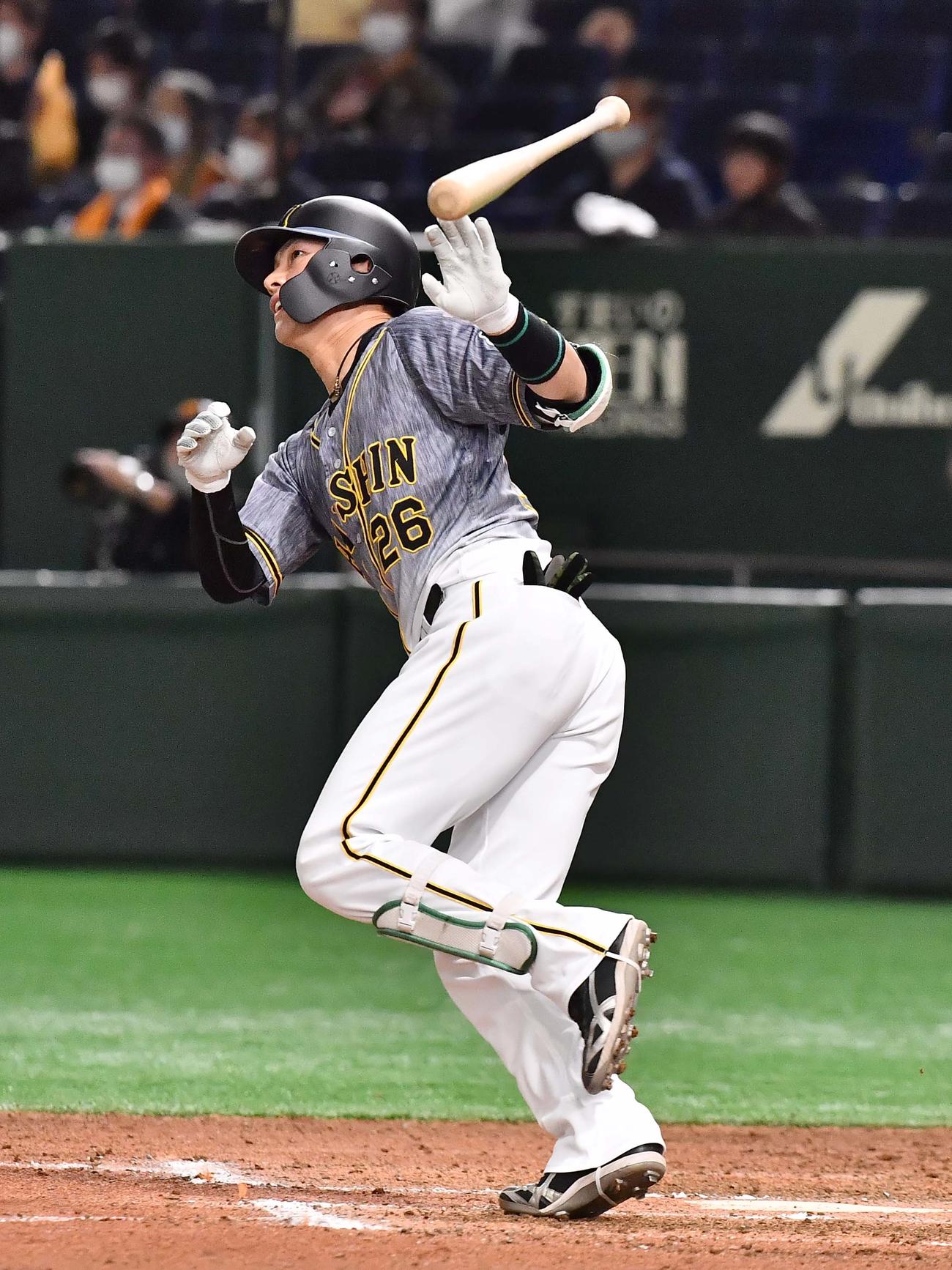 巨人対阪神　6回表阪神2死一塁、左越え2点本塁打を放つ北條（撮影・上田博志）