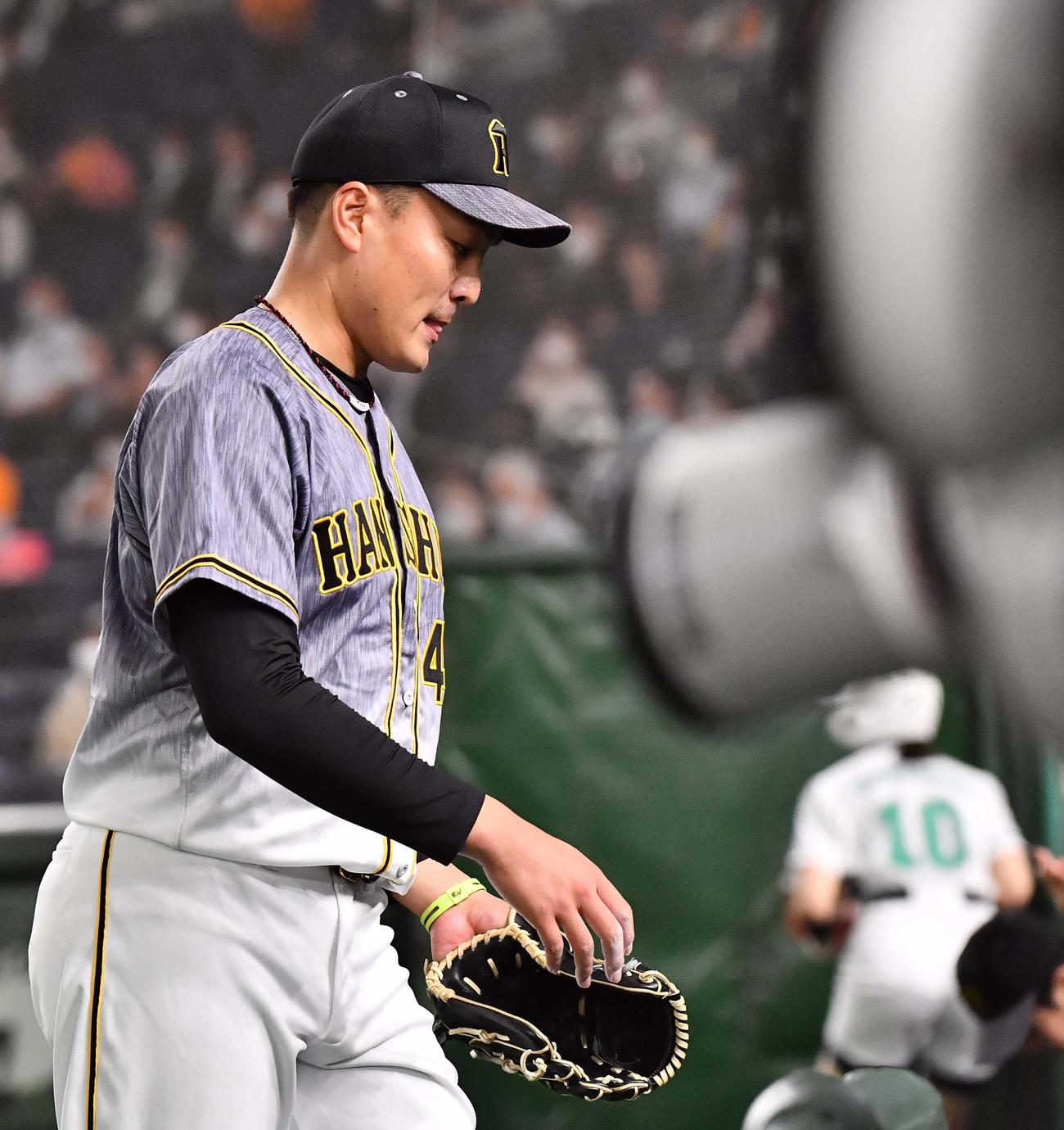 巨人対阪神　3回6失点で降板する秋山（撮影・上田博志）