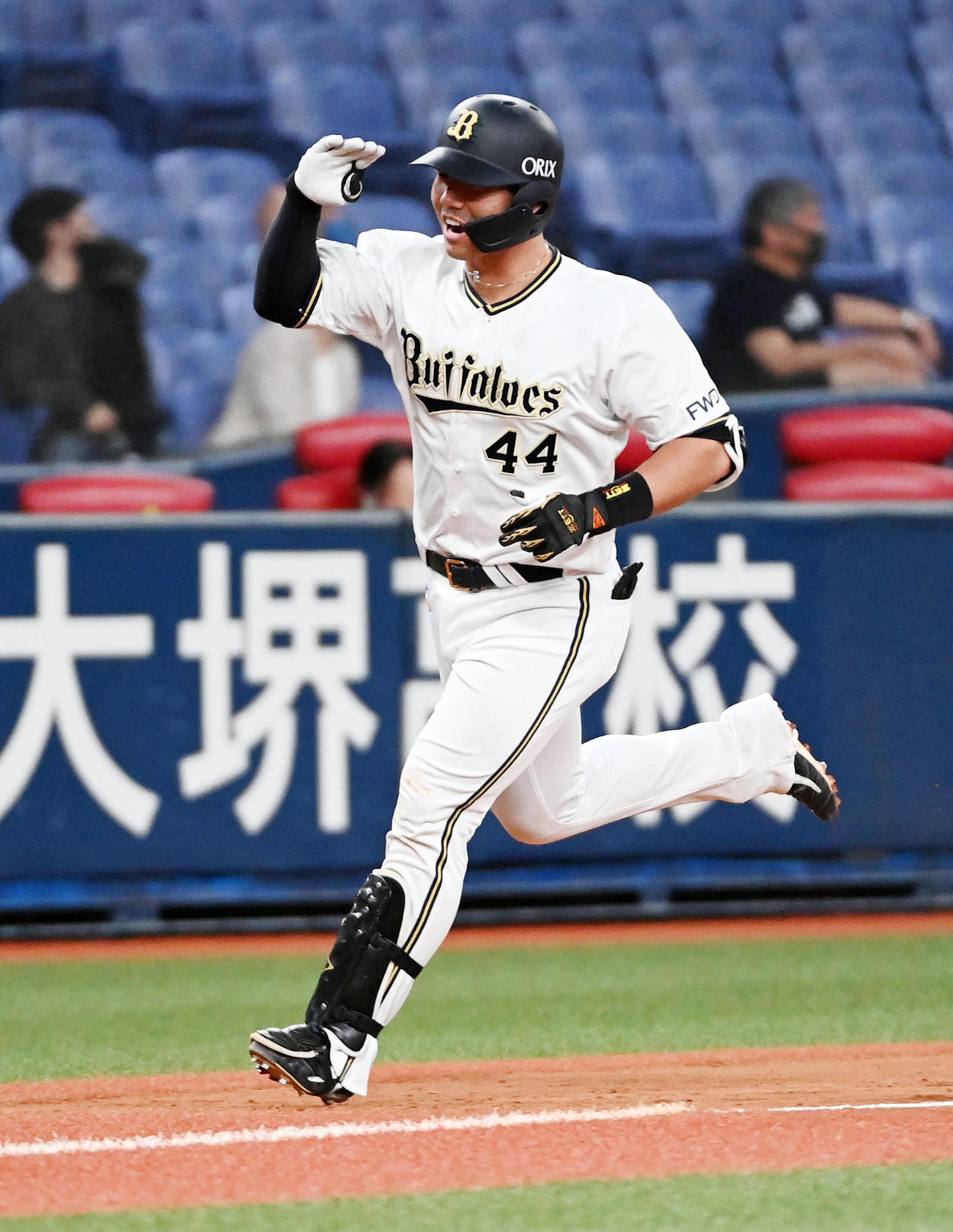 オリックス対西武6回戦　6回裏オリックス無死満塁、頓宮裕真は右中間に同点本塁打を放ち笑顔を見せる（撮影・前岡正明）