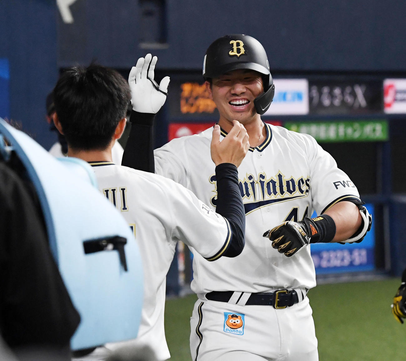 オリックス対西武6回戦　6回裏オリックス無死満塁、頓宮裕真は右中間に同点本塁打を放ちナインの祝福に笑顔を見せる（撮影・前岡正明）