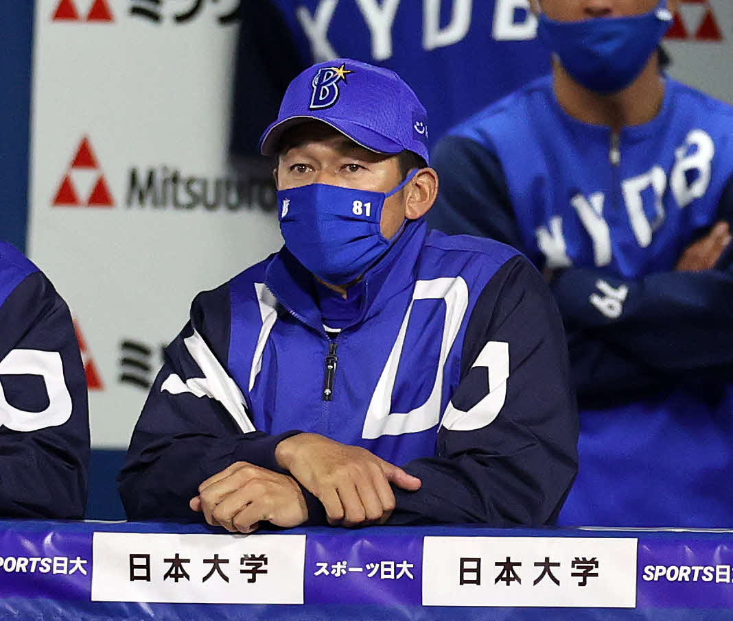 DeNA対中日　3回裏、戦況を見つめる三浦監督（撮影・鈴木正人）