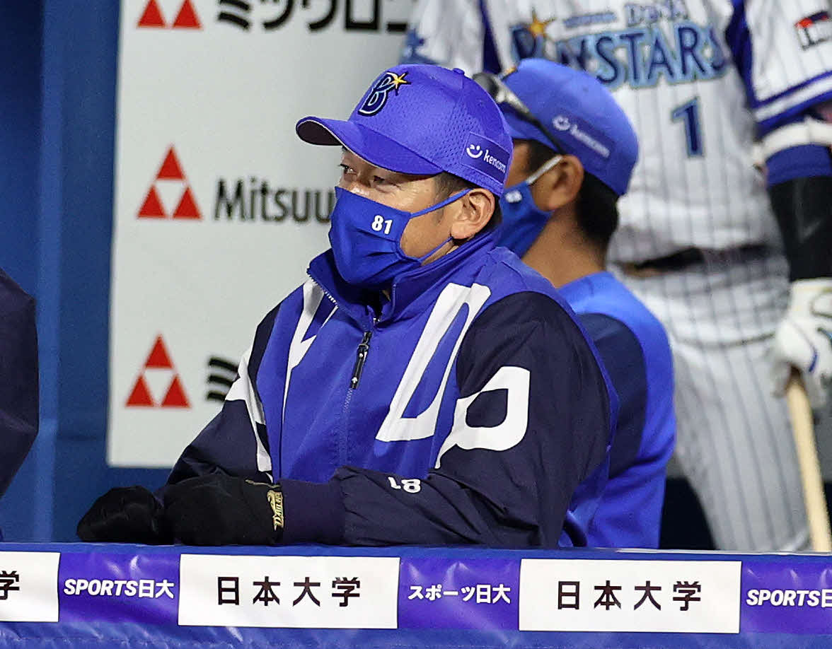 DeNA対中日　敗戦し険しい表情を見せるDeNA三浦監督（撮影・鈴木正人）