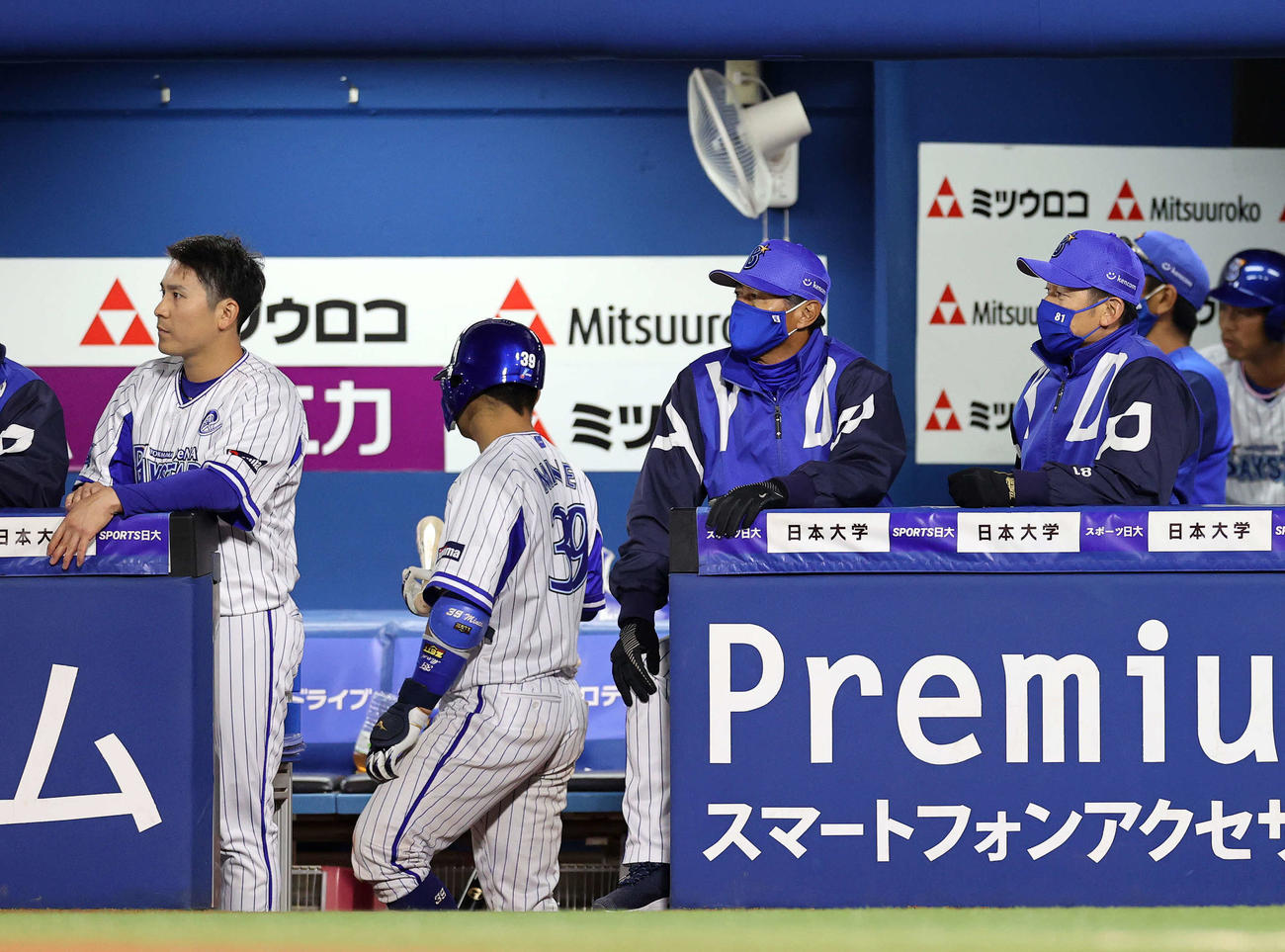 DeNA対中日　敗戦し険しい表情を見せるDeNA三浦監督（手前右）と佐野（左）（撮影・鈴木正人）