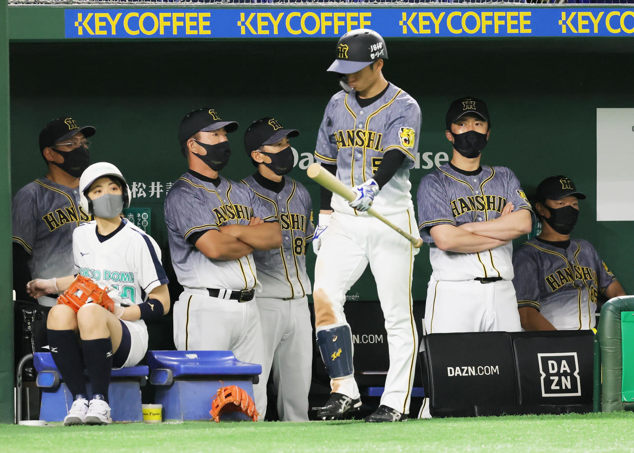 巨人対阪神　ベンチで厳しい表情を見せる阪神矢野燿大監督（中央左）ら