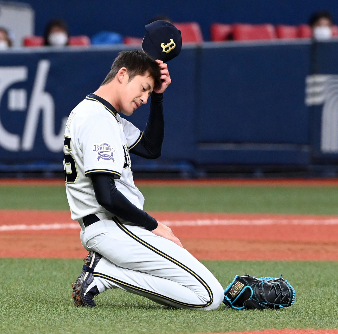オリックス対西武　8回表西武無死、源田の打球を捕球できず投手内野安打となり頭をかく能見（撮影・前岡正明）