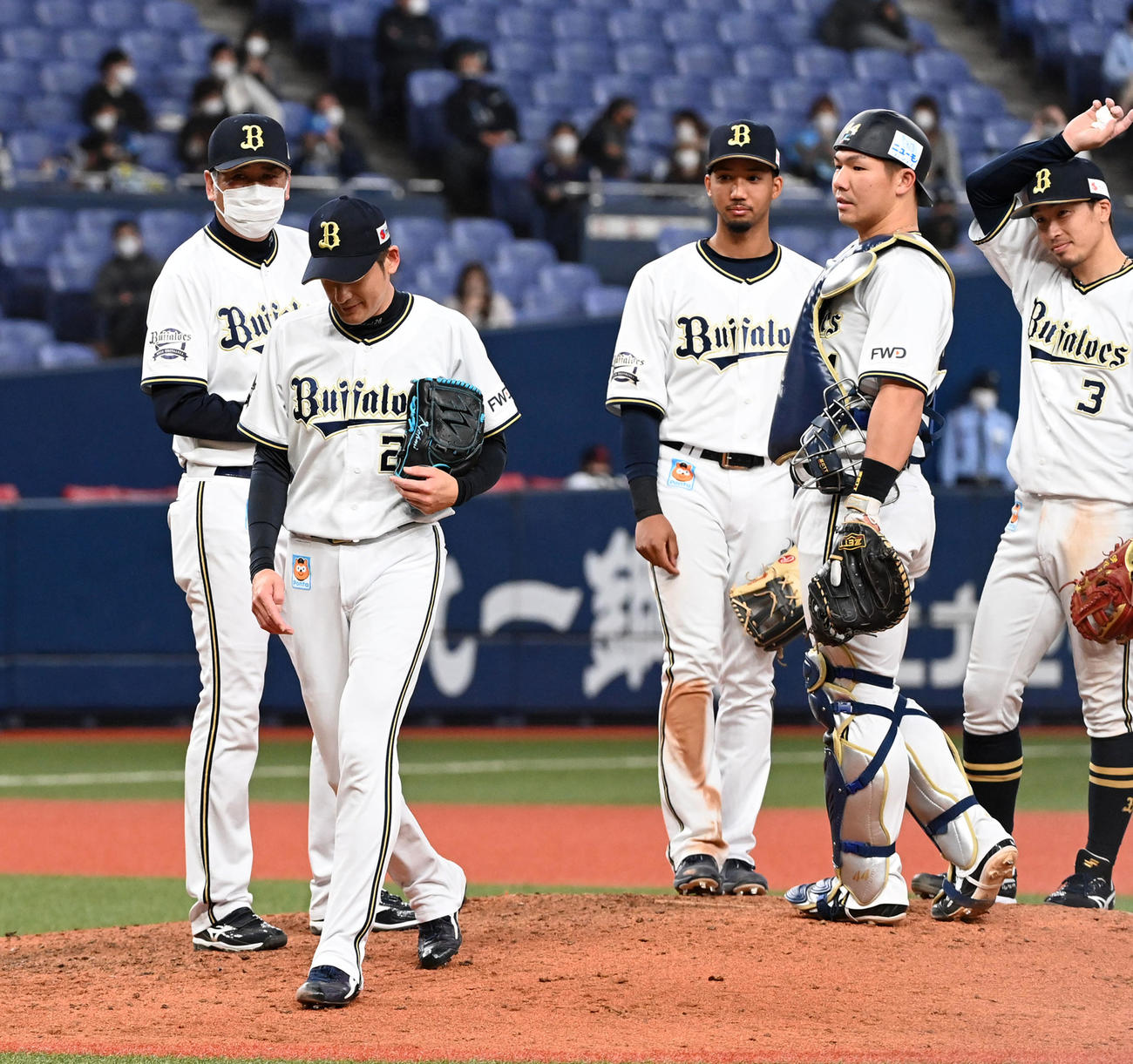 オリックス対西武　8回表西武1死満塁、交代を告げられがっくりとベンチに戻る能見（撮影・前岡正明）