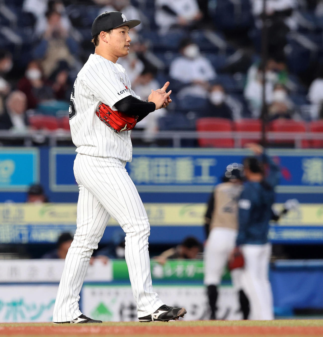 ロッテ対日本ハム　2回表日本ハム1死一塁、石川亮に適時二塁打を許しさえない表情の岩下（撮影・垰建太）
