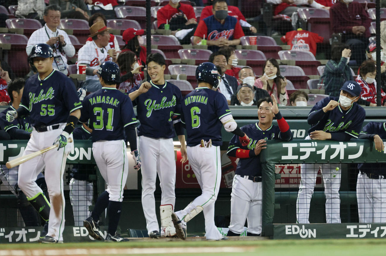 広島対ヤクルト　3回表ヤクルト無死一塁、勝ち越しの右越え2点本塁打を放ち、ナインに迎えられる元山（撮影・加藤孝規）