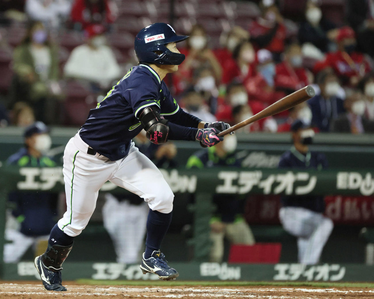 8回表ヤクルト1死一、二塁、山崎晃大朗は勝ち越しの中越え2点適時三塁打を放つ（撮影・加藤孝規）