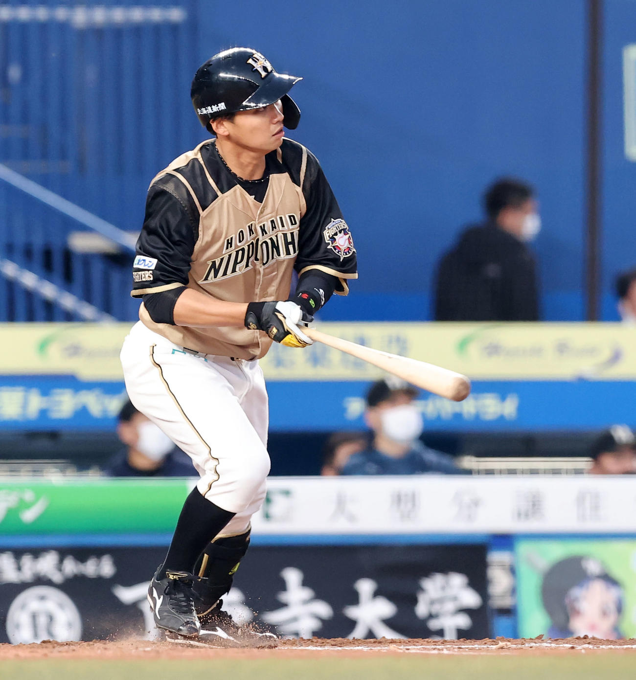 ロッテ対日本ハム　2回表日本ハム1死一塁、左翼に適時二塁打を放つ石川亮（撮影・垰建太）