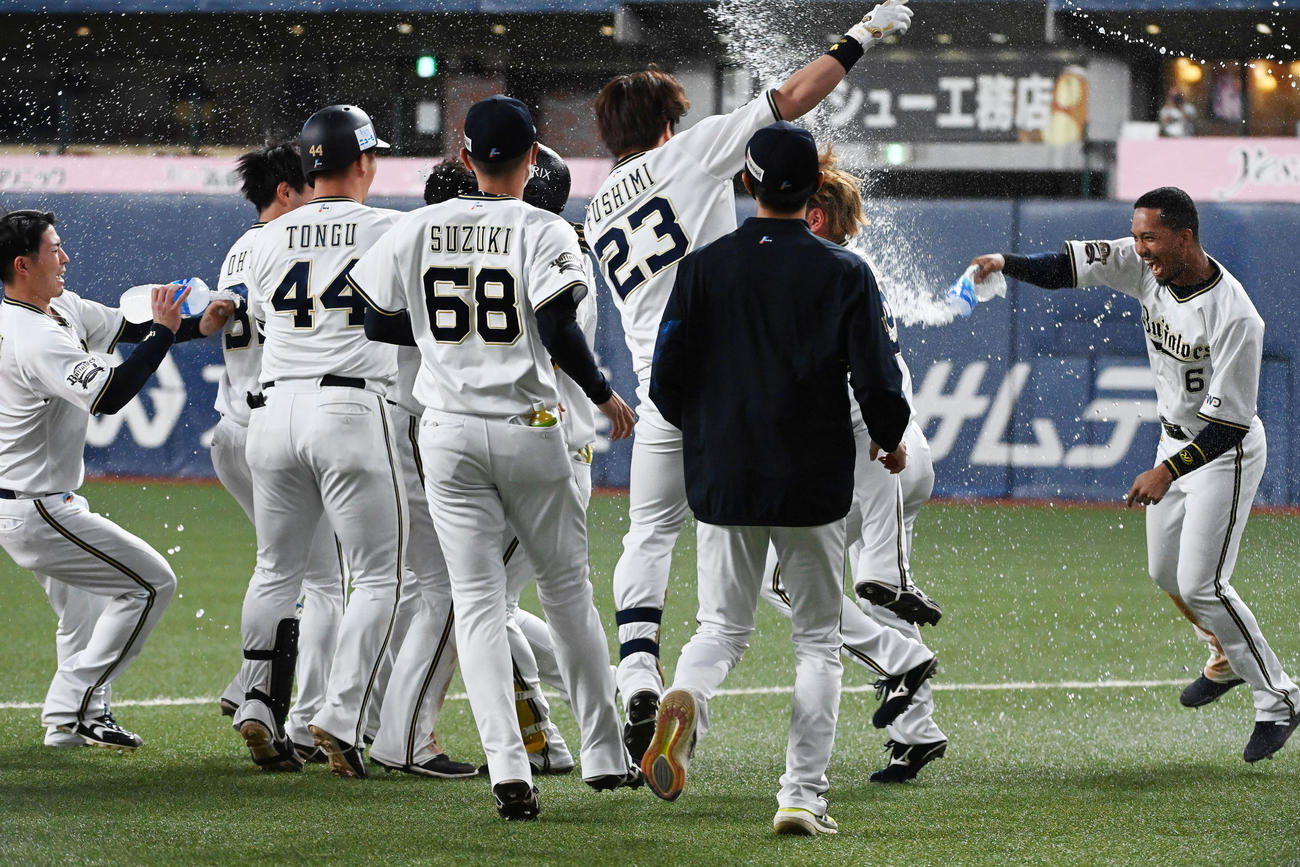 オリックス対西武　9回裏オリックス2死三塁、左前サヨナラ適時打を放った杉本を祝福するオリックスナイン（撮影・前岡正明）