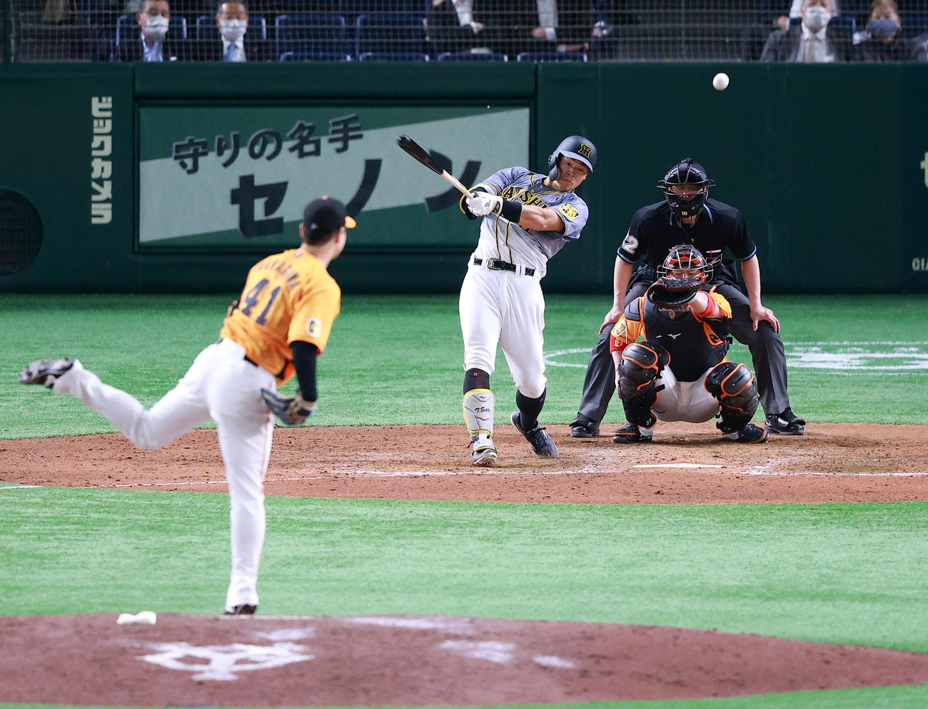 巨人対阪神　8回表阪神無死、佐藤輝は左前打を放つ。投手中川（撮影・浅見桂子）