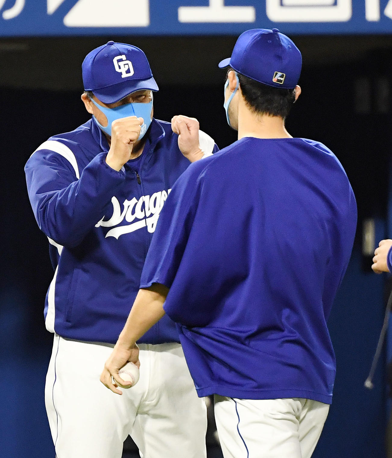 DeNA対中日　勝利投手となった中日福谷（右）と笑顔でタッチを交わす与田監督（撮影・横山健太）