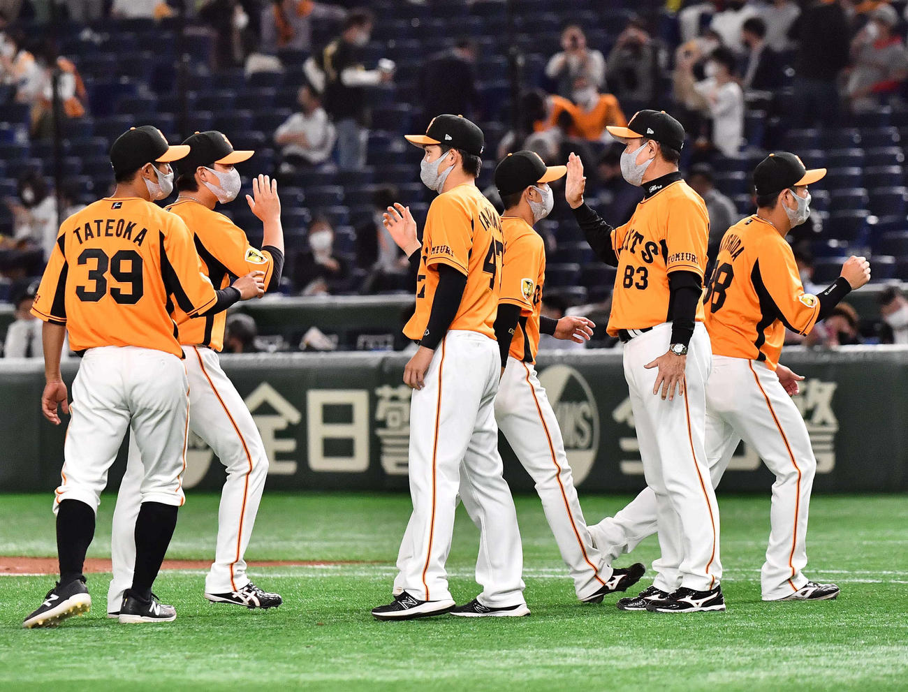 巨人対阪神　阪神に連勝しナインとハイタッチする4勝目の高橋優貴（左から3人目）と原辰徳監督（左から5人目）（撮影・上田博志）