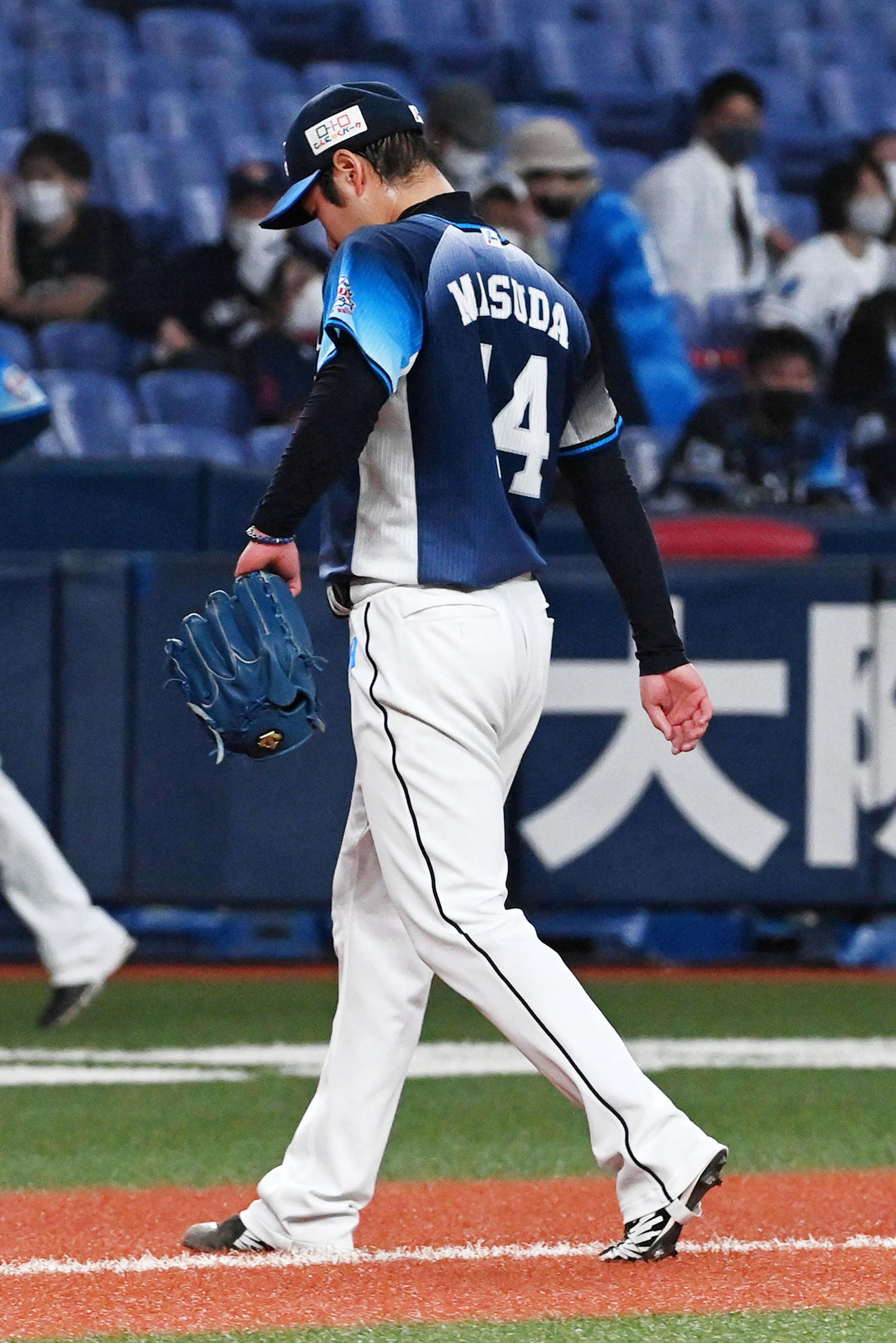 オリックス対西武　9回裏オリックス2死三塁、杉本に左前サヨナラ適時打を打たれがっくりする増田（撮影・前岡正明）