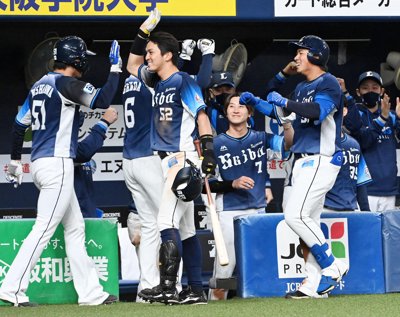 オリックス対西武　8回表西武1死満塁、愛斗（右）は走者一掃の中越え適時二塁打を放ちナインの祝福に笑顔を見せる（撮影・前岡正明）