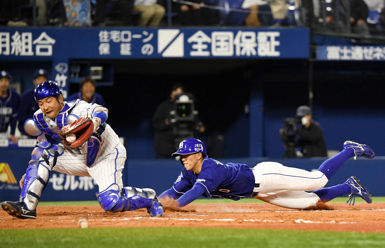 DeNA対中日　9回裏中日2死一塁、柴田の暴投の間に本塁へ生還する高松（撮影・横山健太）