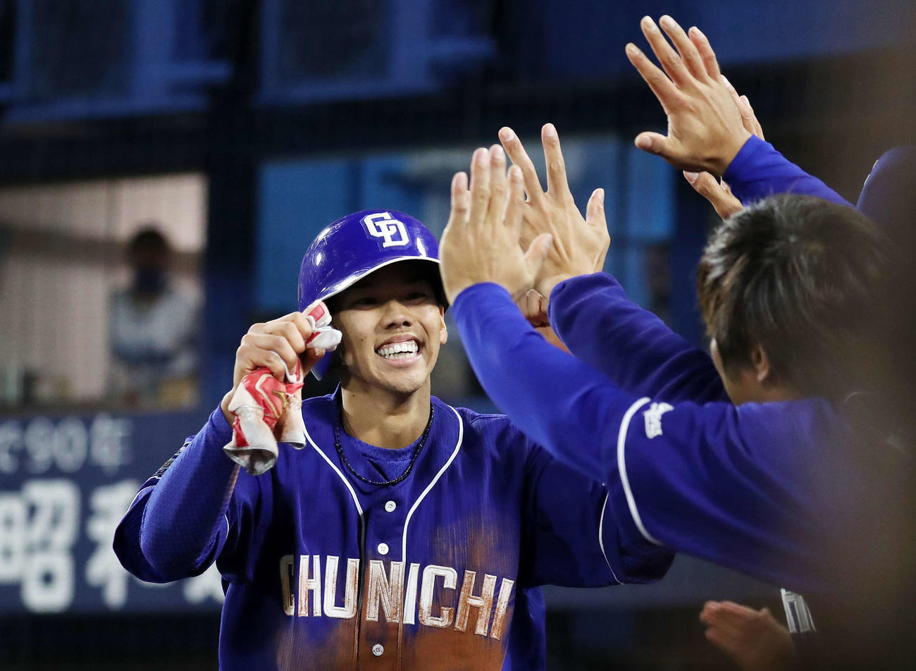 DeNA対中日　9回表2死一塁、木下拓の遊内野安打と失策で高松（左）が生還しベンチ前で喜ぶ（撮影・鈴木正人）