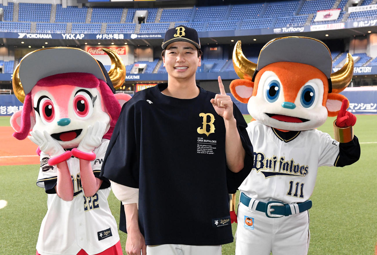 オリックス対西武　プロ初勝利の漆原はバファローベル（左）とバファローブルの祝福を受ける（撮影・前岡正明）