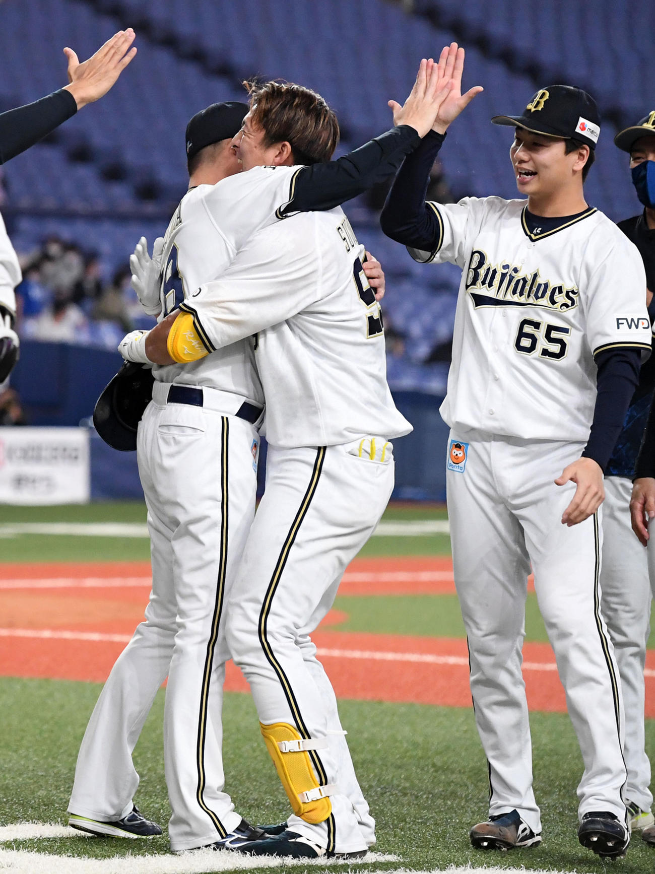 オリックス対西武　中嶋監督（左）は杉本と抱き合いながらプロ初勝利の漆原を祝福（撮影・前岡正明）