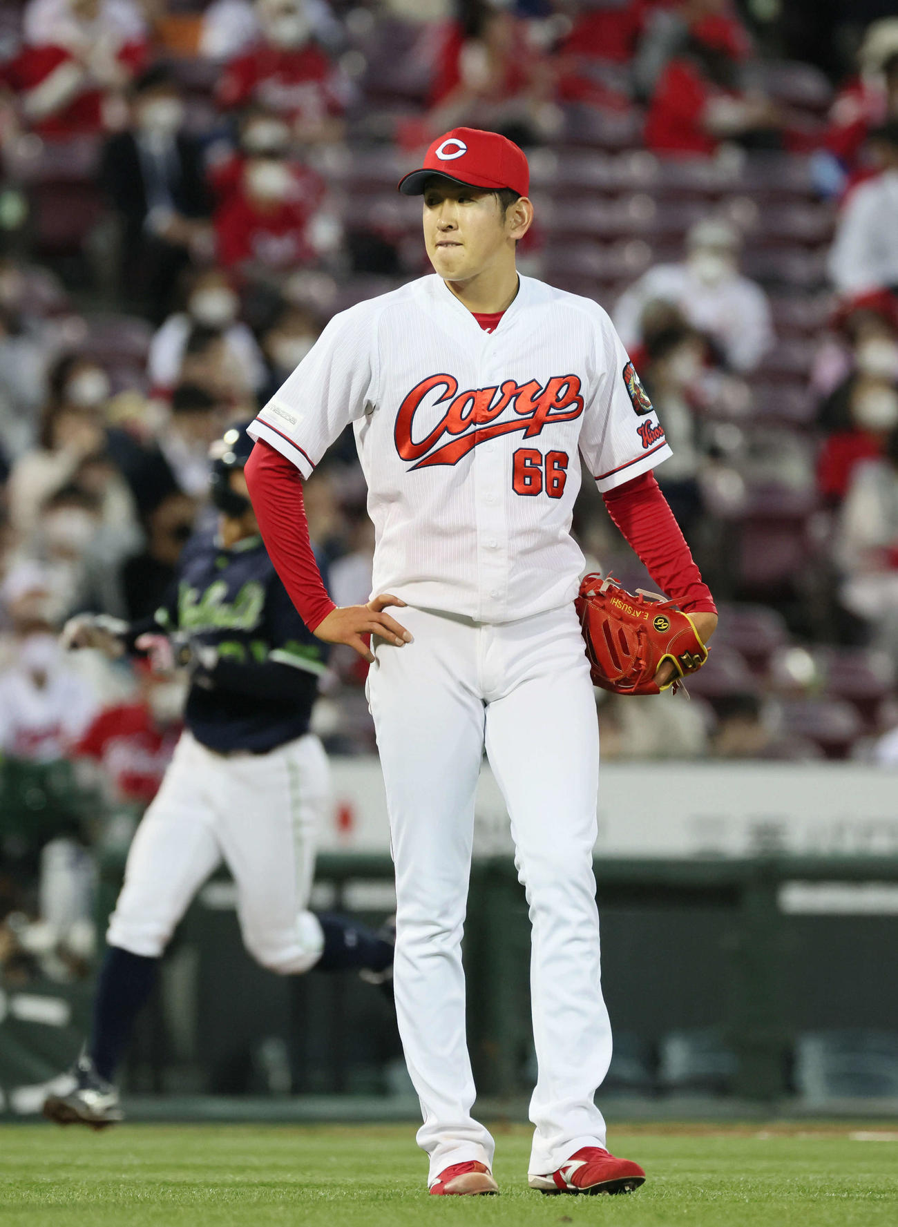 広島対ヤクルト　3回表ヤクルト無死一塁、元山に勝ち越しの2点本塁打を打たれた広島先発の遠藤（撮影・加藤孝規）