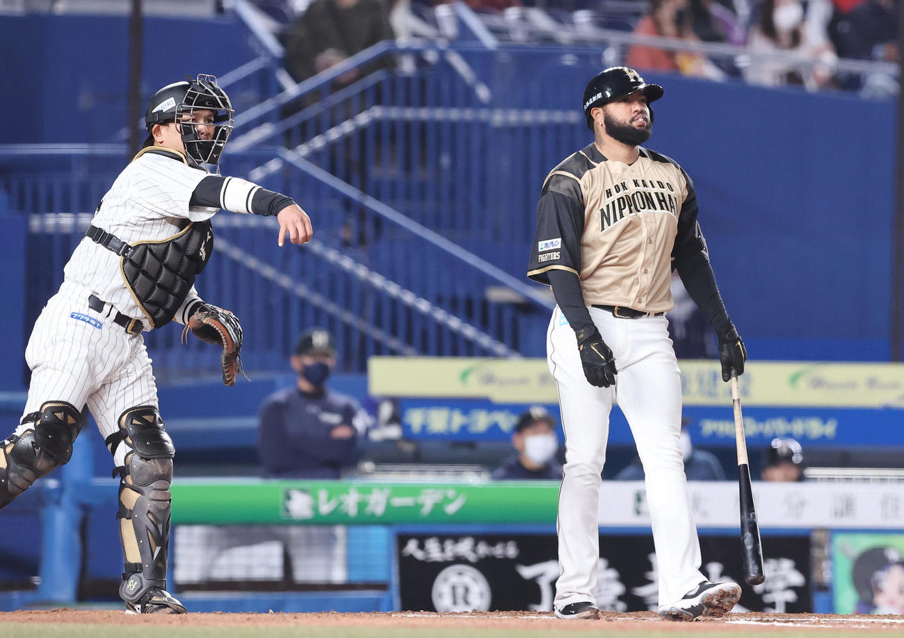 ロッテ対日本ハム　6回表日本ハム無死、空振り三振に倒れぼうぜんと立ちつくすR・ロドリゲス（撮影・垰建太）