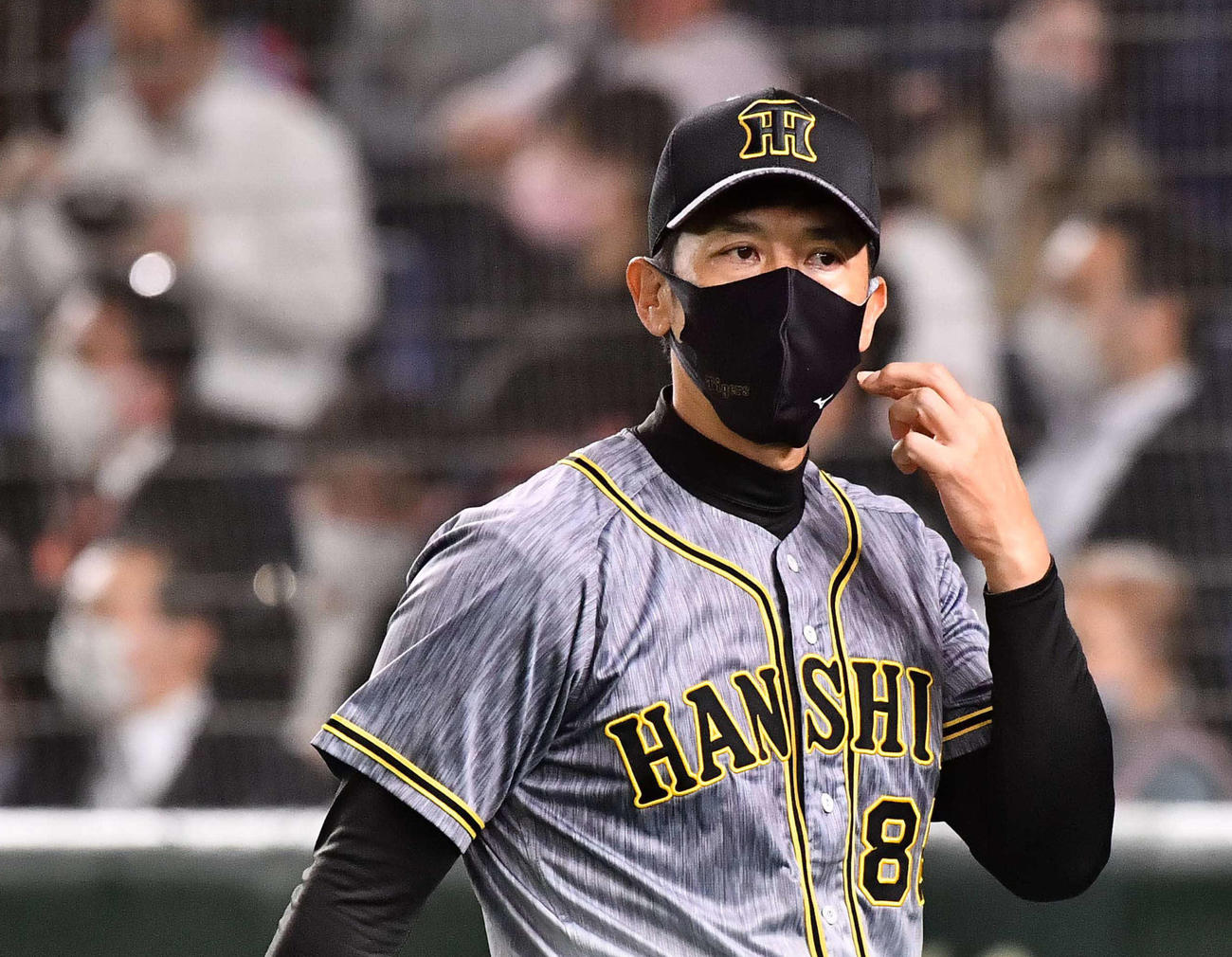 巨人対阪神　選手交代を告げベンチに引き揚げる矢野監督（撮影・上田博志）