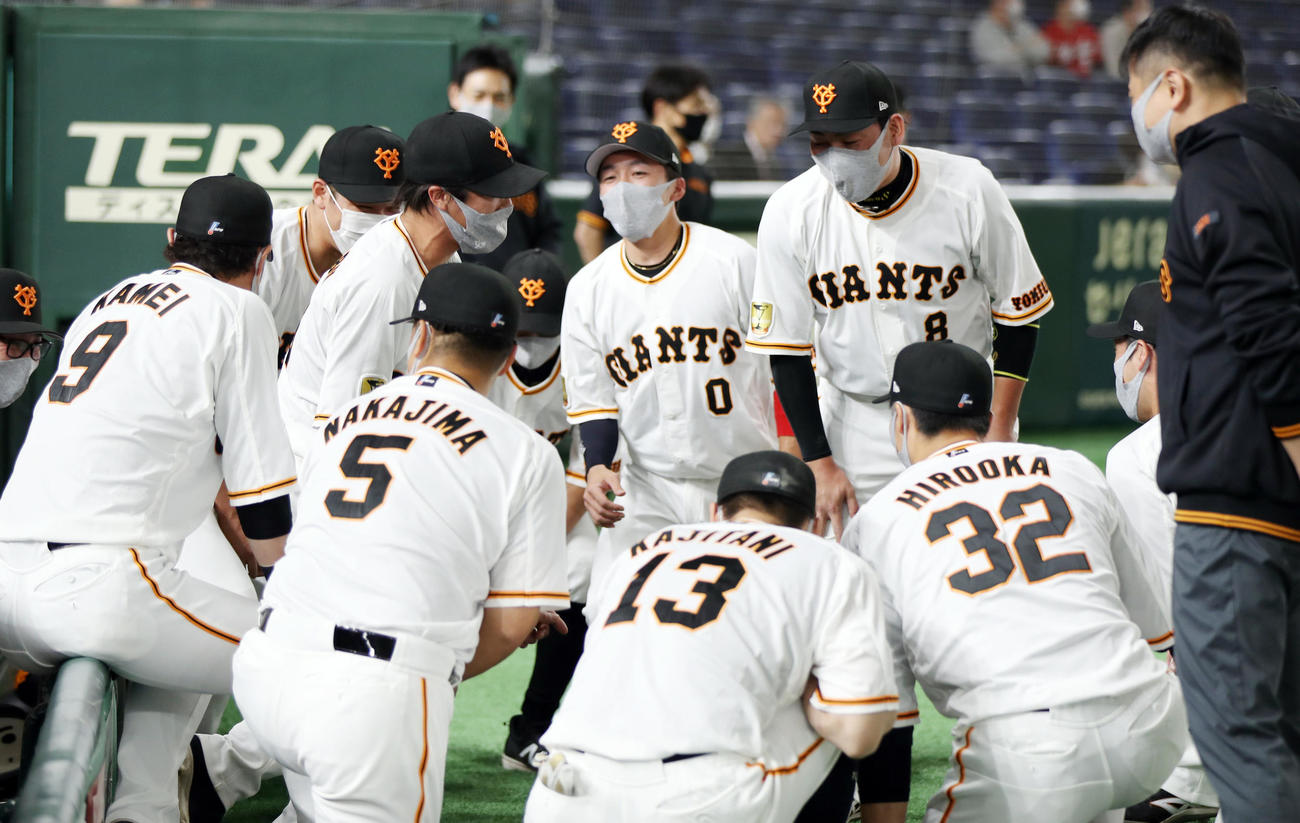 巨人対広島　試合前の円陣で声出しする重信（中央左）（撮影・狩俣裕三）