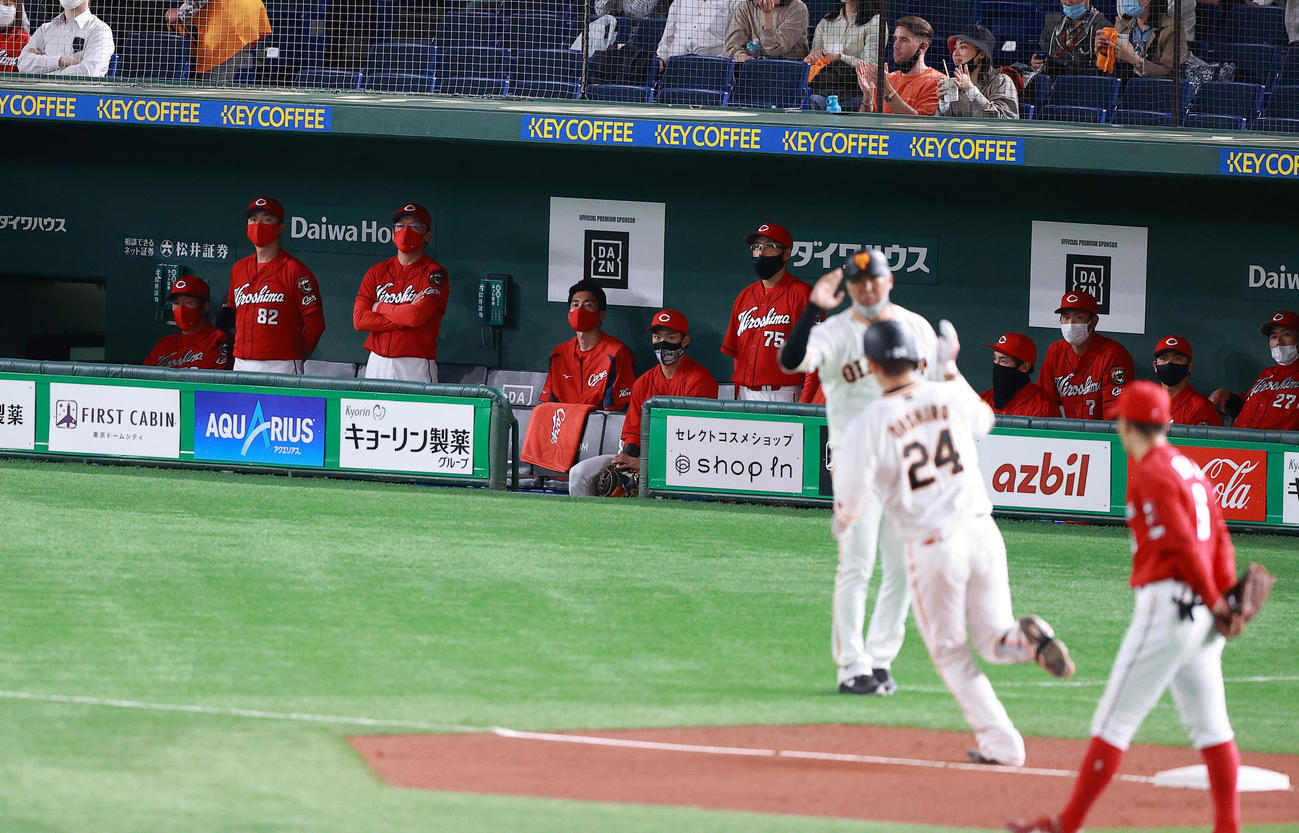 巨人対広島　5回裏巨人無死一塁、大城（手前右）に先制2点本塁打を許し、むっつりとした表情で見つめる佐々岡監督（左）ら広島ベンチ（撮影・浅見桂子）