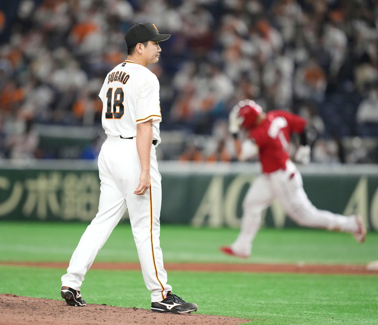 巨人対広島　6回表広島無死、鈴木誠に左越えソロ本塁打を浴びる菅野（撮影・鈴木みどり）