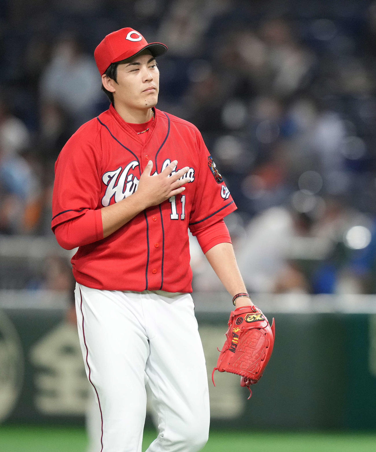 巨人対広島　5回裏に先制を許し、胸に手を置きながらベンチへ戻る広島九里（撮影・鈴木みどり）