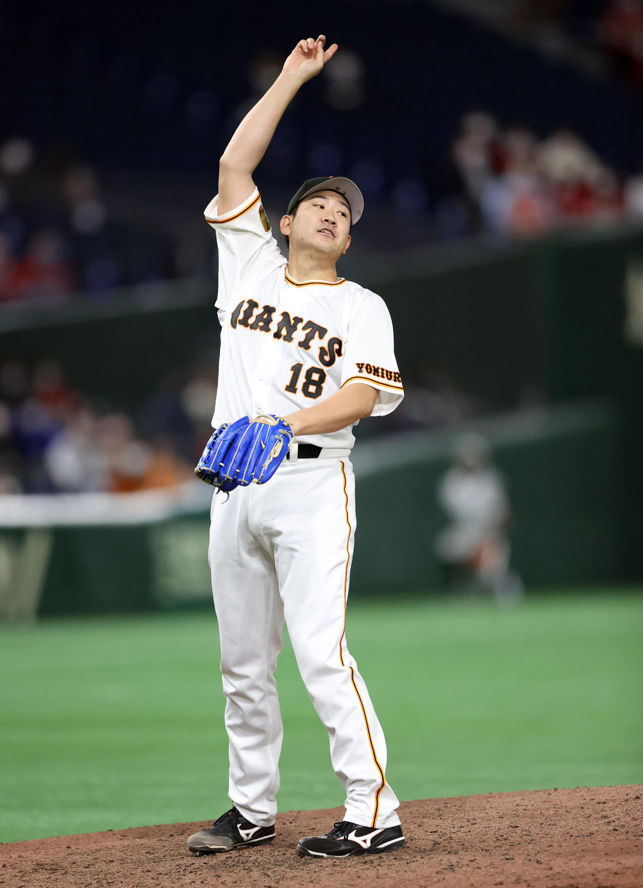 巨人対広島　8回表広島無死、菊池涼を二飛に打ち取り、指示する菅野（撮影・狩俣裕三）
