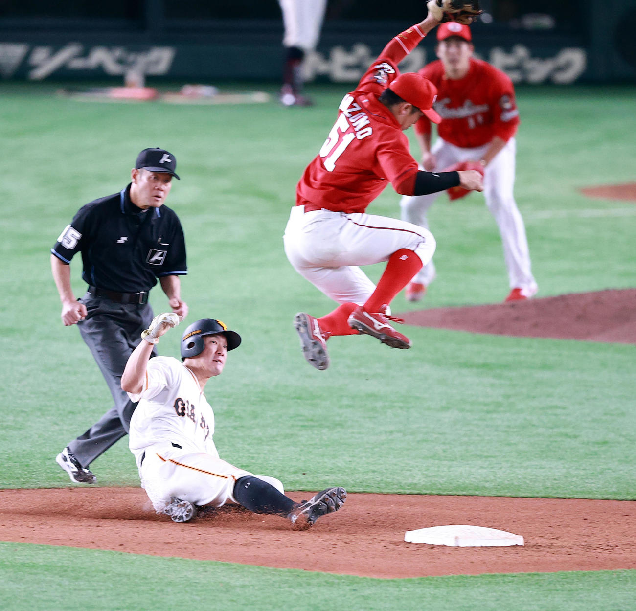 巨人対広島　8回裏巨人1死一塁、一塁走者梶谷（左）は二塁盗塁成功。遊撃手小園（撮影・浅見桂子）