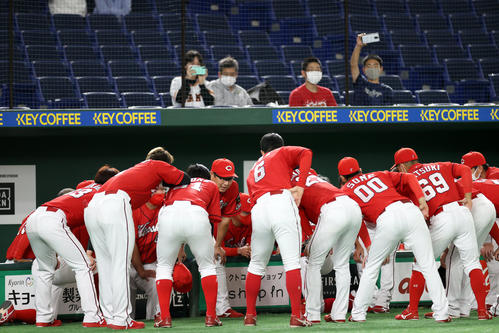 巨人対広島 試合前の円陣で声出しする松山(中央)(撮影・狩俣裕三)