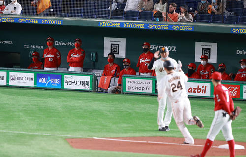 巨人対広島 5回裏巨人無死一塁、大城(手前右)に先制2点本塁打を許し、むっつりとした表情で見つめる佐々岡監督(左)ら広島ベンチ(撮影・浅見桂子)