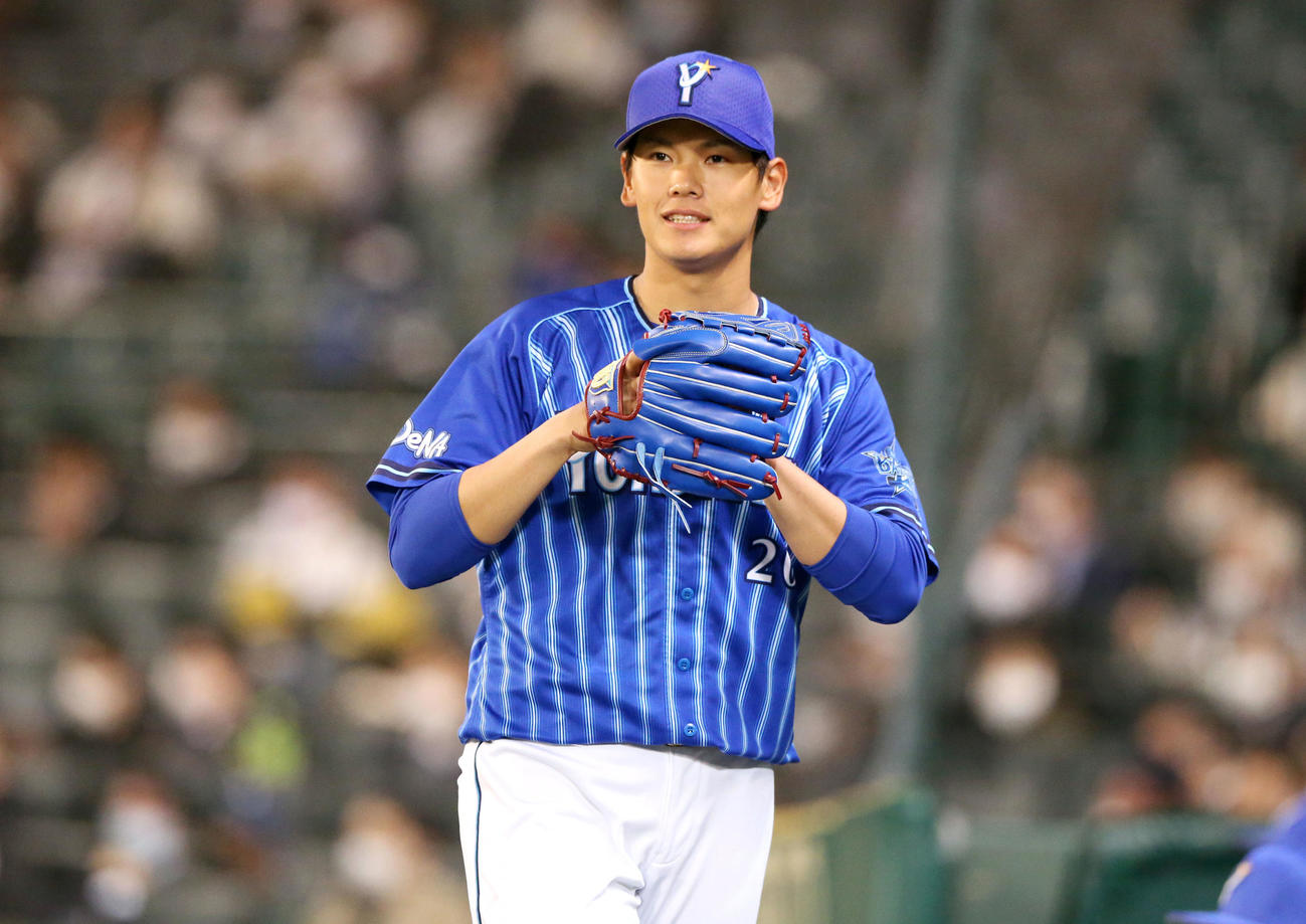 阪神対DeNA 3回表DeNA2死二塁、坂本は佐野の中越え適時二塁打で追加点が入り笑顔を見せる（撮影・上山淳一）