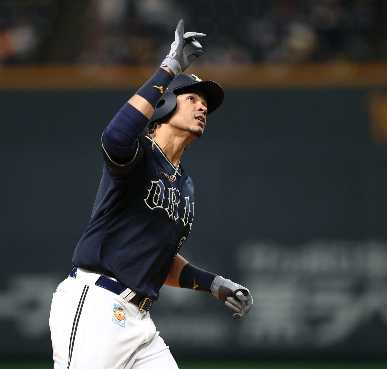 日本ハム対オリックス　3回表オリックス無死一塁、先制の右越え2点本塁打を放ちポーズをとるモヤ（撮影・黒川智章）
