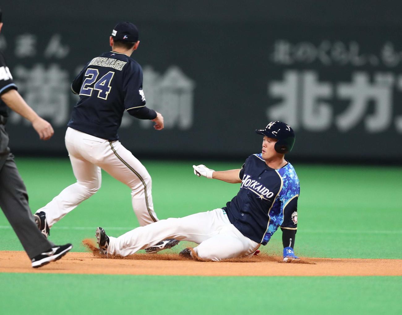 日本ハム対オリックス　1回裏日本ハム1死、右中間に二塁打を放つ高浜（撮影・黒川智章）