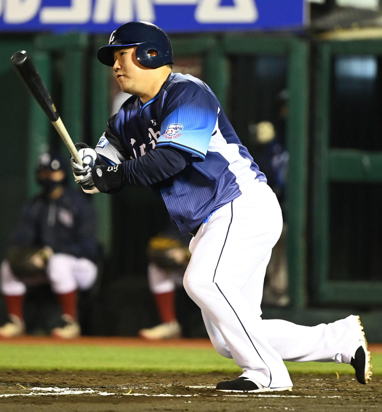 楽天対西武　8回表西武2死一、二塁、代打中村は左前適時打を放つ（撮影・山崎安昭）