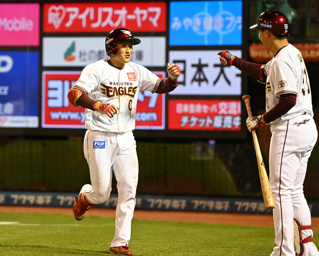 楽天対西武　6回裏楽天無死、ソロ本塁打を放った小深田はチームメートとエアタッチ（撮影・山崎安昭）