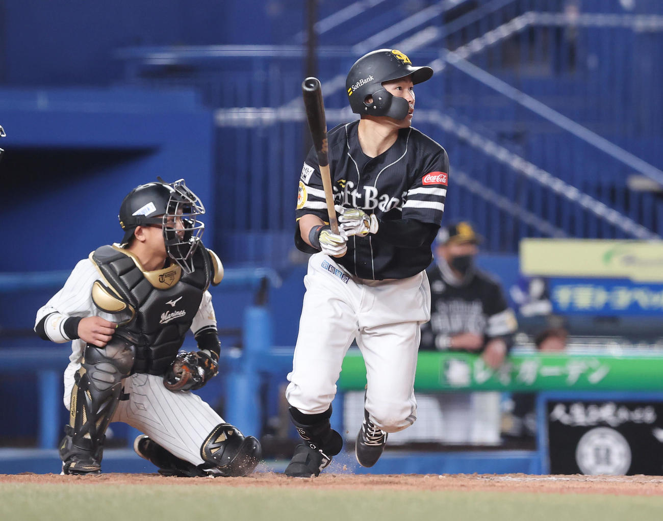 ロッテ対ソフトバンク　9回表ソフトバンク1死一塁、適時二塁打を放つ中村晃（撮影・垰建太）