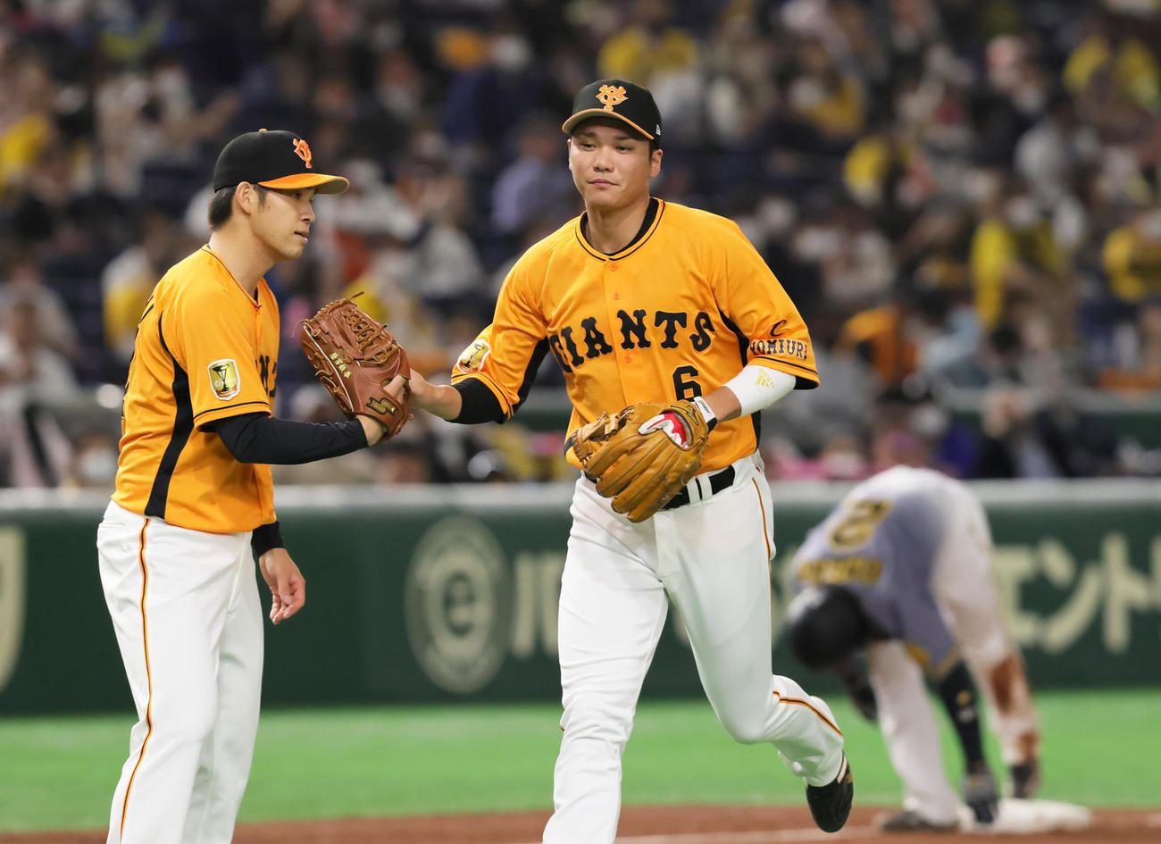 巨人対阪神　2回表阪神2死二塁、近本を遊ゴロに仕留めタッチを交わす高橋（左）と坂本（撮影・足立雅史）