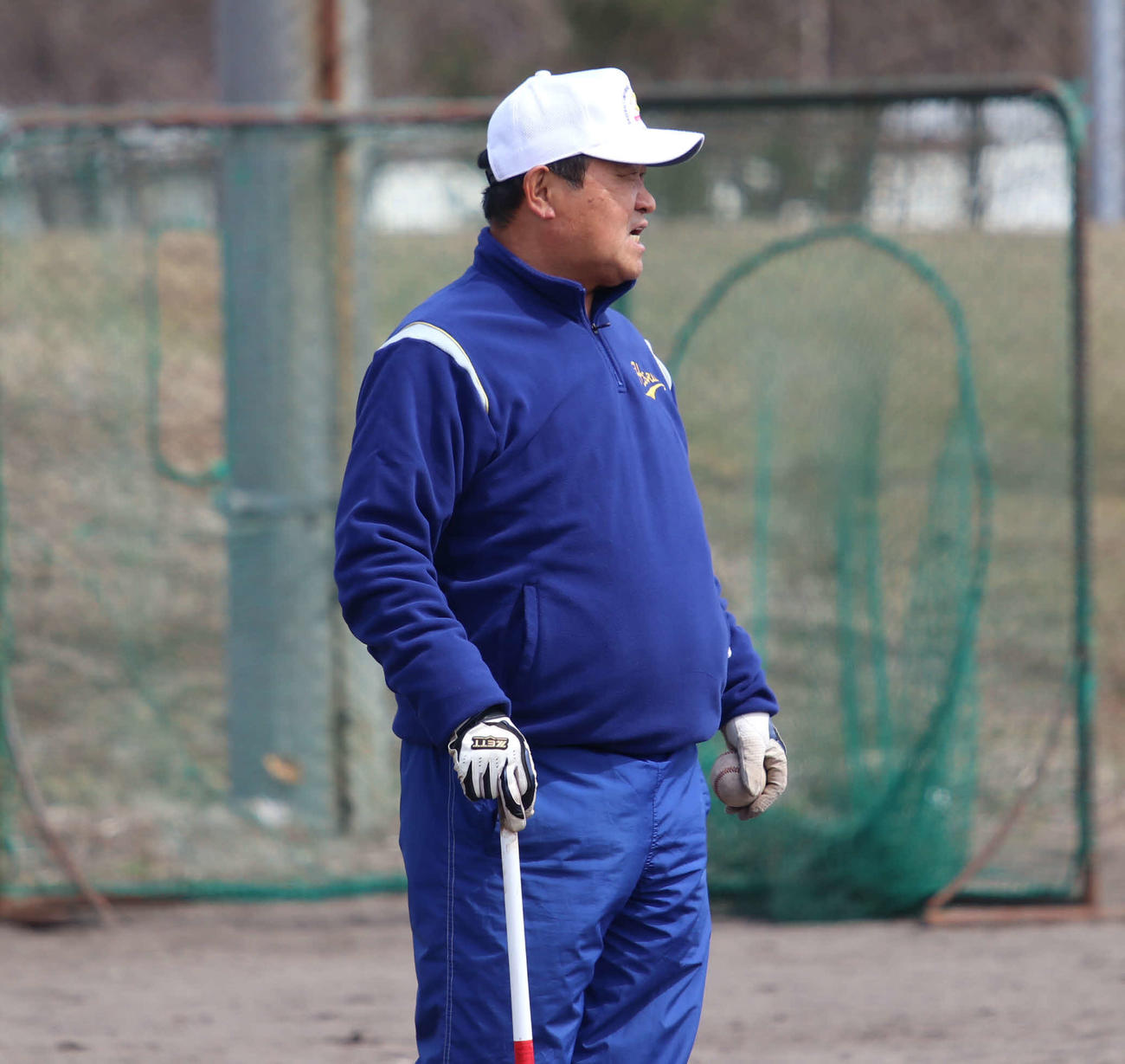 練習のシートノックで選手に声をかける北洋大の大滝監督（撮影・山崎純一）