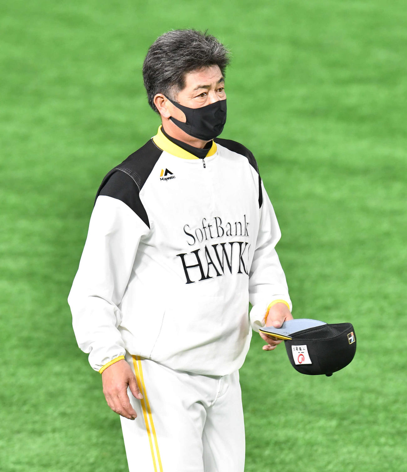 外野で練習を行う投手陣のもとへ向かう工藤公康監督（撮影・岩下翔太）